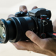 Imagen para el artículo titulado La Lumix S5 es la cámara sin espejo y de formato completo más compacta y ligera hasta la fecha